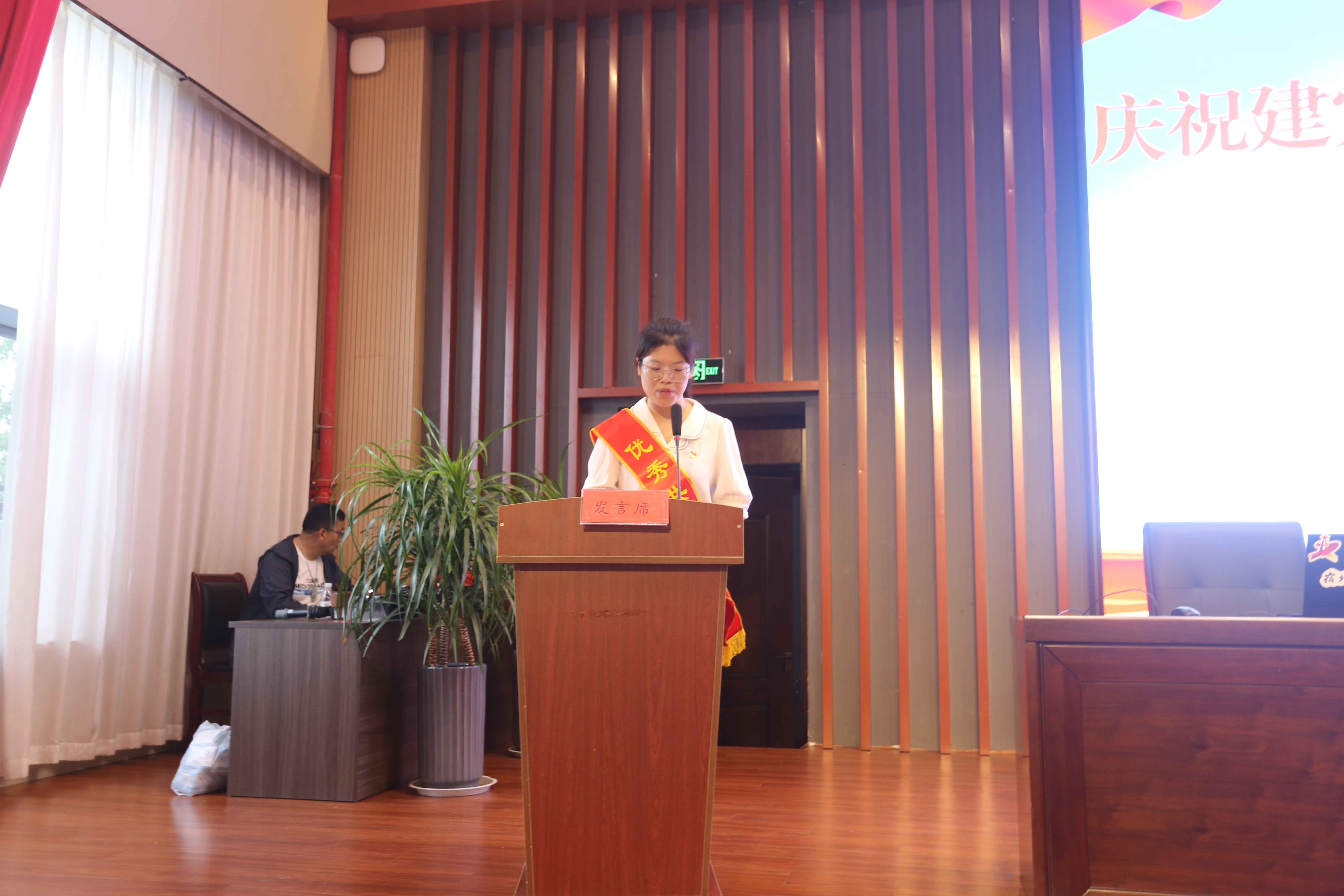 事业中，成为一名心中有信仰、肩上有担当、脚下有力量的优秀党员教师。活动中，学校党委为6、7月份入党同